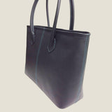 [フレンチカーフ] <br>ロワイヤルMトートバッグ<br>color：ネイビー×ターコイズステッチ×内装レッド<br>【８月下旬入荷予定】