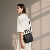 [Shrink leather]<br>postman mini shoulder<br>color: black