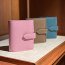 [フレンチカーフ] <br>ホックアップウォレット<br> color：モーヴピンク×オフホワイトステッチ<br>【５月下旬入荷予定】