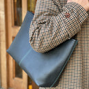 [フレンチカーフ] <br>ロワイヤルMトートバッグ<br>color：ネイビー×ターコイズステッチ×内装レッド<br>【７月下旬入荷予定】