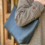 [French calf] <br>Royal M tote bag<br>Color: Navy x Turquoise stitch x Interior turquoise<br>[Scheduled to arrive in early August]
