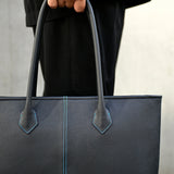 [フレンチカーフ] <br>ロワイヤルMトートバッグ<br>color：ネイビー×ターコイズステッチ×内装レッド<br>【８月下旬入荷予定】