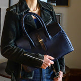 [Shrink leather x croco pattern leather]<br>Voyage M bag<br>color: navy