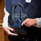 [Shrink leather]<br>postman mini shoulder<br>color: black