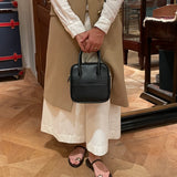 [Shrink leather]<br>postman mini shoulder<br>color: black