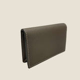 [フレンチカーフ] <br>通しマチカードケース<br>color：エタングレー