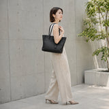 [Shrink leather]<br>tuti tote bag<br>color: black