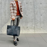 [フレンチカーフ] <br>ロワイヤルMトートバッグ<br>color：ネイビー×ターコイズステッチ×内装レッド<br>【８月下旬入荷予定】