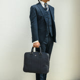 [Sustainable shrink leather] <br>briefcase<br>color: navy