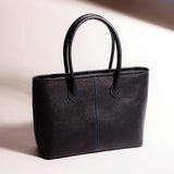 [フレンチカーフ] <br>ロワイヤルMトートバッグ<br>color：ネイビー×ターコイズステッチ×内装レッド<br>【８月下旬入荷予定】