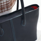 [フレンチカーフ] <br>ロワイヤルMトートバッグ<br>color：ネイビー×ターコイズステッチ×内装レッド<br>【８月下旬入荷予定】