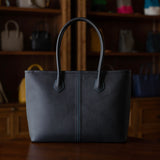 [フレンチカーフ] <br>ロワイヤルMトートバッグ<br>color：ネイビー×ターコイズステッチ×内装レッド<br>【８月下旬入荷予定】