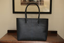 [フレンチカーフ] <br>ロワイヤルMトートバッグ<br>color：ネイビー×ターコイズステッチ×内装レッド<br>【７月下旬入荷予定】